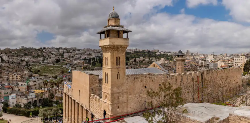 تصعيد اعتداءات المستوطنين في الضفة وانتهاكات بحق المسجد الإبراهيمي